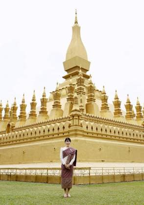 News Bilder des Tages Entertainment Bilder des Tages Japan Princess Aiko in Laos Japanese Princess Aiko, in Laotian traditional dress, poses for a photo in front of Pha That Luang, or the Great Stupa, in Vientiane on Nov. 18, 2025, during her official trip to Laos.  A14AA0005044098P