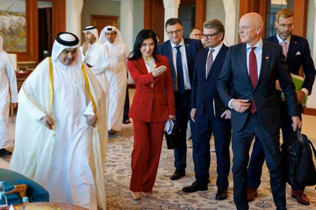Katherina Reiche (CDU), Bundesministerin fuer Wirtschaft und Energie, reist in die VAE und nach Katar. Hier mit dem Minister fuer Finanzen Ali bin Ahmed Al Kuwari Begleitet von Thomas Bareiss (CDU),82.vr) Guenter Baumgartner (CSU). (3.vr) und Martin Blessing, dem persoenlichen Beauftragten des Bundeskanzlers fuÌˆr Investitionen. Doha 19.11.2025. Fotografiert im Auftrag des BMWE Doha Katar *** Katherina Reiche CDU , Federal Minister for Economic Affairs and Energy, travels to the UAE and Qatar Here with the Minister of Finance Ali bin Ahmed Al Kuwari Accompanied by Thomas Bareiss CDU ,82 fr Guenter Baumgartner CSU 3 fr and Martin Blessing, the Federal Chancellors Personal Representative for Investments Doha 19 11 2025 Photographed on beha Copyright: xThomasxImo BMWEx