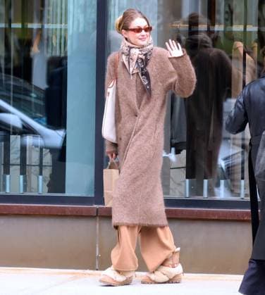 Entertainment Bilder des Tages Gigi Hadid Out With Friends - NYC Model Gigi Hadid in style with cashmere coat walks with friends in Soho, New York on November 18, 2025. Photo by Dylan Travis ABACAPRESS.COM New York City NY United States  Copyright: xDylanxTravis ABACAx