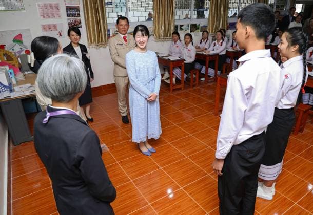 Japan Princess Aiko in Laos Japanese Princess Aiko (C) chats with students during Japanese language class at a school in Vientiane on Nov. 19, 2025. The princess is making an official trip to Laos. (Pool photo)  A14AA0005045674P