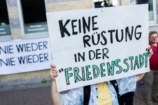 Plakat mit der Aufschrift Keine Rüstung in der Friedensstadt während einer Kundgebung zum Antikriegstag 2025 in Osnabrück. Das VW-Werk in Osnabrück steht auf der Streichliste von Volkswagen. Rheinmetall-Chef Armin Papperger äußerte, dass das VW-Werk in Osnabrück gut geeignet sei, um dort zum Beispiel militärische Fahrzeuge herzustellen. Für die Munitionsherstellung sei das Werk aber ungeeignet. 01.09.2025 Keine Rüstung in der Friedensstadt *** Poster with the inscription No armaments in the city of peace during a rally on Anti-War Day 2025 in Osnabrück The VW plant in Osnabrück is on Volkswagens list of sites to be cut Rheinmetall boss Armin Papperger said that the VW plant in Osnabrück was well suited to producing military ve