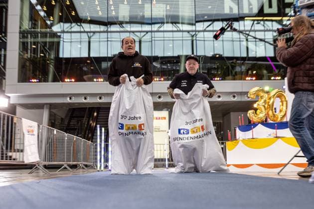 Press event for the RTL charity marathon in Cologne, 19 11 2025 Wolfram KONS and Joey KELLY at the sack race or bouncy sack according to Kelly At the RTL headquarters in Cologne Deutz, Joey Kelly and Copyright: xBonn.digitalx