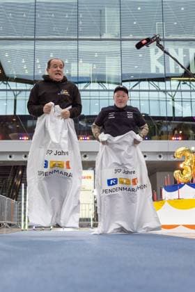 Press event for the RTL charity marathon in Cologne, 19 11 2025 Wolfram KONS and Joey KELLY at the sack race or bouncy sack according to Kelly At the RTL headquarters in Cologne Deutz, Joey Kelly and Copyright: xBonn.digitalx