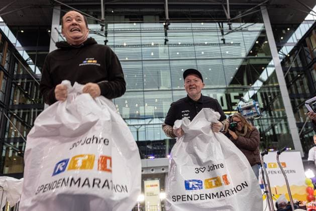 Press event for the RTL charity marathon in Cologne, 19 11 2025 Wolfram KONS and Joey KELLY at the sack race or bouncy sack according to Kelly At the RTL headquarters in Cologne Deutz, Joey Kelly and Copyright: xBonn.digitalx