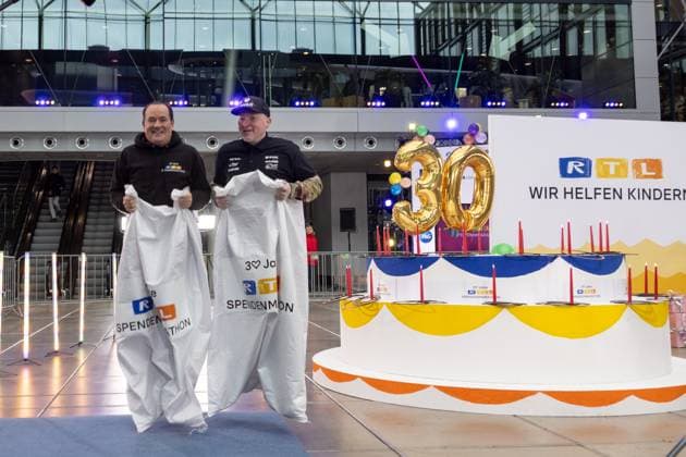 Press event for the RTL charity marathon in Cologne, 19 11 2025 Wolfram KONS and Joey KELLY at the sack race or bouncy sack according to Kelly At the RTL headquarters in Cologne Deutz, Joey Kelly and Copyright: xBonn.digitalx