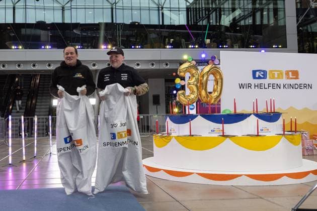 Press event for the RTL charity marathon in Cologne, 19 11 2025 Wolfram KONS and Joey KELLY at the sack race or bouncy sack according to Kelly At the RTL headquarters in Cologne Deutz, Joey Kelly and Copyright: xBonn.digitalx