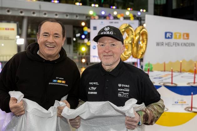 Press event for the RTL charity marathon in Cologne, 19 11 2025 Wolfram KONS and Joey KELLY at the sack race or bouncy sack according to Kelly At the RTL headquarters in Cologne Deutz, Joey Kelly and Copyright: xBonn.digitalx