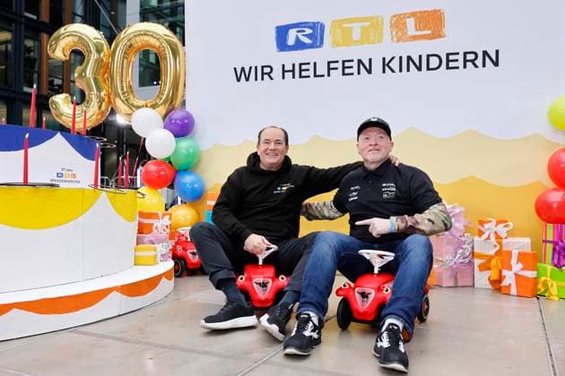 Moderator Wolfram Kons und Sänger Joey Kelly auf Rutscheautos bei einem Fototermin zu 30 Jahre RTL-Spendenmarathon im RTL-Gebäude am Picassoplatz. Köln, 19.11.2025 NRW Deutschland *** Presenter Wolfram Kons and singer Joey Kelly on sliding cars at a photo opportunity to mark 30 years of the RTL telethon in the RTL building on Picassoplatz Cologne, 19 11 2025 NRW Germany Copyright: xChristophxHardtx