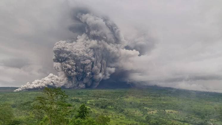 (251119) -- LUMAJANG, Nov. 19, 2025 -- This photo provided by Indonesia s Center for Volcanology and Geological Hazard Mitigation () shows volcanic materials spewing from Mount Semeru in Lumajang regency, East Java, Indonesia, Nov. 19, 2025. Indonesia s Semeru volcano erupted on Wednesday, prompting the country s volcanology agency to raise the alert level to the maximum. ( Handout via Xinhua) INDONESIA-LUMAJANG-SEMERU VOLCANO-ERUPTION PVMBG 