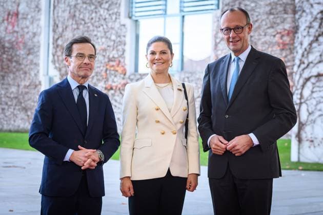 Berlin, Friedrich Merz trifft Ulf Kristersson Bundeskanzler Friedrich Merz (CDU) empfängt den Ministerpräsidenten des Königreichs Schweden, Ulf Kristersson am 19.11.2025 mit militärischen Ehren im Bundeskanzleramt in Berlin. Im Bild: Bundeskanzler Friedrich Merz (CDU) begrüßt die mitgereiste Kronprinzessin Victoria von Schweden und Ulf Kristersson. Berlin Bundeskanzleramt Berlin Deutschland *** Berlin, Friedrich Merz meets Ulf Kristersson Federal Chancellor Friedrich Merz CDU receives the Prime Minister of the Kingdom of Sweden, Ulf Kristersson on 19 11 2025 with military honors at the Federal Chancellery in Berlin In the picture Federal Chancellor Friedrich Merz CDU welcomes the accompanying Crown Princess Victoria of Sweden and Ulf
