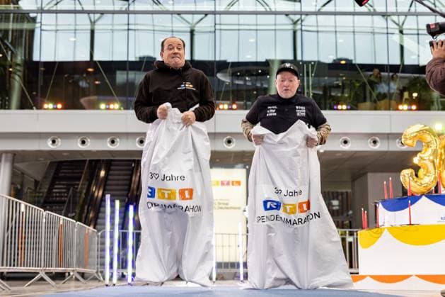 Press event for the RTL charity marathon in Cologne, 19 11 2025 Wolfram KONS and Joey KELLY at the sack race or bouncy sack according to Kelly At the RTL headquarters in Cologne Deutz, Joey Kelly and Copyright: xBonn.digitalx