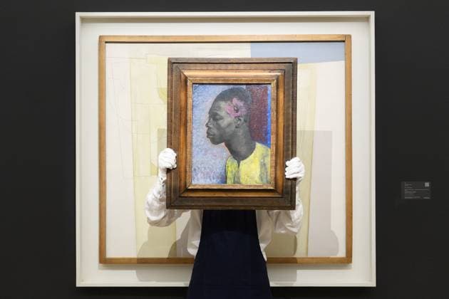 Sotheby s Modern British and Irish Art Evening Auction Sotheby s, London A technician holds up Portrait of a Man with Hibiscus Flower (FÃ lix) by Glyn Philpot (Â£120k - Â£180k) which is to go on auction at Sotheby s Modern British and Irish Art Evening Auction on 25th November 2025 at Sotheby s, London, England, UK on Wednesday 19 November, 2025., Credit:Justin Ng Avalon UK, England, London, Sotheby s  Copyright: xJustinxNgx xAvalonx 1053351364