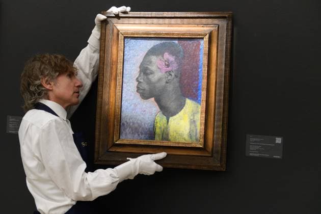 Sotheby s Modern British and Irish Art Evening Auction Sotheby s, London A technician holds up Portrait of a Man with Hibiscus Flower (FÃ lix) by Glyn Philpot (Â£120k - Â£180k) which is to go on auction at Sotheby s Modern British and Irish Art Evening Auction on 25th November 2025 at Sotheby s, London, England, UK on Wednesday 19 November, 2025., Credit:Justin Ng Avalon UK, England, London, Sotheby s  Copyright: xJustinxNgx xAvalonx 1053351367