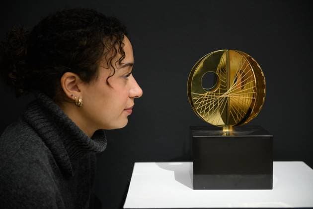 Sotheby s Modern British and Irish Art Evening Auction Sotheby s, London A staff member views Three Curves with Strings (Gold Mincarlo) by Dame Barbara Hepworth (est. Â£200k - Â£300k) which is to go on auction at Sotheby s Modern British and Irish Art Evening Auction on 25th November 2025 at Sotheby s, London, England, UK on Wednesday 19 November, 2025., Credit:Justin Ng Avalon UK, England, London, Sotheby s  Copyright: xJustinxNgx xAvalonx 1053351371