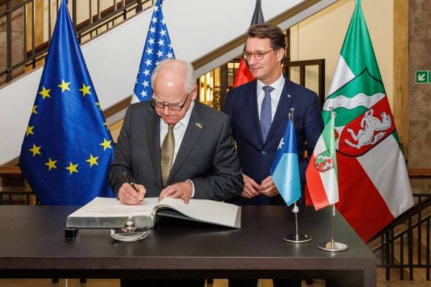 19.11.2025. Düsseldorf. NRW-Ministerpräsident Hendrik Wüst (r.) empfängt den Gouverneur von Minnesota und früheren US-Vizepräsidentschaftskandidaten Tim Walz (l.) in der Staatskanzlei. Die Familie Walz hat Wurzeln in Deutschland; einer seiner Ururgroßväter, Sebastian Walz, wanderte 1867 vom badischen Kuppenheim in die Vereinigten Staaten aus. Düsseldorf Staatskanzlei Nordrhein-Westfalen Deutschland *** 19 11 2025 Düsseldorf NRW Minister President Hendrik Wüst r receives the Governor of Minnesota and former US Vice-Presidential candidate Tim Walz l in the State Chancellery The Walz family has roots in Germany One of his great-great-grandfathers, Sebastian Walz, emigrated to the United States from Kuppenheim in Baden in 1867 Düsseldo