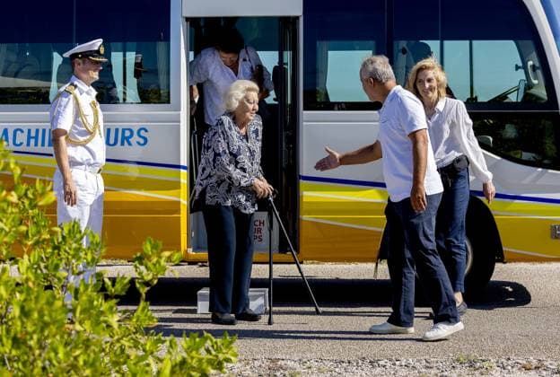 Bonaire, The Netherlands, 2025-11-19 14:39:06 BONAIRE, November 19, 2025. Princess Beatrix visits Bonaire. The visit focuses on the work of the Dutch Caribbean Nature Alliance (DCNA) and social initiatives on the islands. The Princess is the patron of DCNA. PHOTO: NLBeeld Albert Nieboer Credit: NL Beeld Patrick van Emst  Copyright: xx x