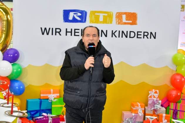 abb Presenter Wolfram Kons in the RTL studio at the photo session for the 24-hour charity birthday challenge 30th birthday of the RTL Spendenmarathon wir helfen Kindern bei RTL Deutschland on 19 11 2025 in Cologne Deutz NRW Germany