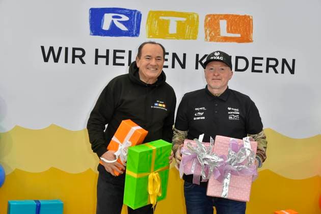 abb presenter Wolfram Kons and Joey Kelly musician athlete with gifts in the RTL studio at the photo session for the 24 hour charity birthday challenge 30th birthday of the RTL Spendenmarathon wir helfen Kindern bei RTL Deutschland on 19 11 2025 in Cologne Deutz NRW Germany