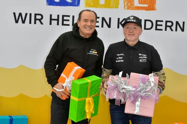 abb presenter Wolfram Kons and Joey Kelly musician athlete with gifts in the RTL studio at the photo session for the 24 hour charity birthday challenge 30th birthday of the RTL Spendenmarathon wir helfen Kindern bei RTL Deutschland on 19 11 2025 in Cologne Deutz NRW Germany