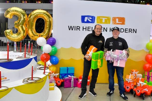 abb presenter Wolfram Kons and Joey Kelly musician athlete with gifts in the RTL studio at the photo session for the 24 hour charity birthday challenge 30th birthday of the RTL Spendenmarathon wir helfen Kindern bei RTL Deutschland on 19 11 2025 in Cologne Deutz NRW Germany