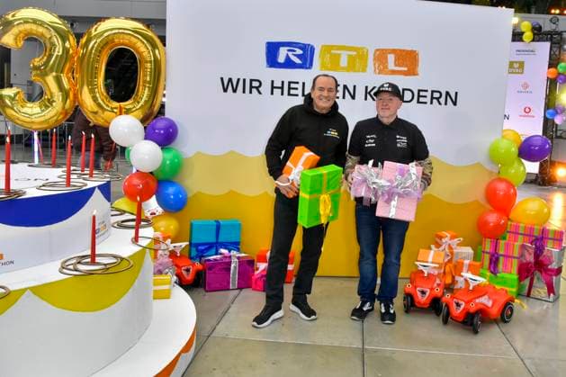 abb presenter Wolfram Kons and Joey Kelly musician athlete with gifts in the RTL studio at the photo session for the 24 hour charity birthday challenge 30th birthday of the RTL Spendenmarathon wir helfen Kindern bei RTL Deutschland on 19 11 2025 in Cologne Deutz NRW Germany