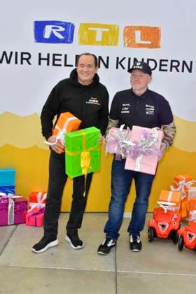abb presenter Wolfram Kons and Joey Kelly musician athlete with gifts in the RTL studio at the photo session for the 24 hour charity birthday challenge 30th birthday of the RTL Spendenmarathon wir helfen Kindern bei RTL Deutschland on 19 11 2025 in Cologne Deutz NRW Germany
