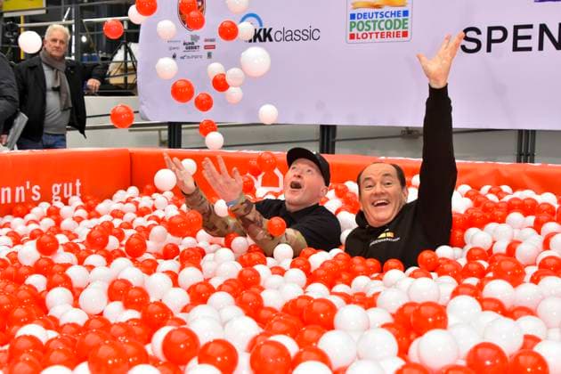 abb presenter Wolfram Kons and Joey Kelly musician athlete in the Rot Weisse Baelle Bad in the RTL studio at the photo session for the 24 hour charity birthday challenge 30th birthday of the RTL Spendenmarathon wir helfen Kindern bei RTL Deutschland on 19 11 2025 in Cologne Deutz NRW Germany