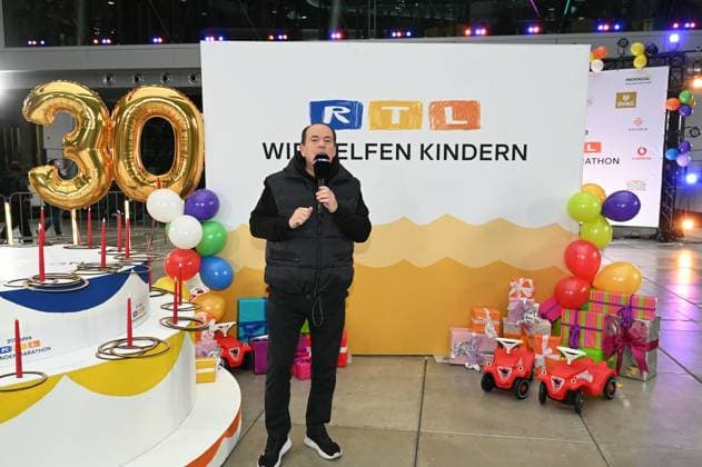 Presenter Wolfram Kons and Joey Kelly at a photo session for the 24-hour birthday challenge to mark the 30th anniversary of the RTL Spendenmarathon wir helfen Kindern, which takes place from 20 11 18 00 hrs.