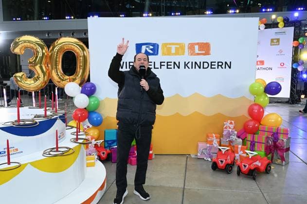 Presenter Wolfram Kons and Joey Kelly at a photo session for the 24-hour birthday challenge to mark the 30th anniversary of the RTL Spendenmarathon wir helfen Kindern, which takes place from 20 11 18 00 hrs.