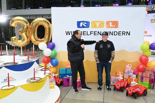 Presenter Wolfram Kons and Joey Kelly at a photo session for the 24-hour birthday challenge to mark the 30th anniversary of the RTL Spendenmarathon wir helfen Kindern, which takes place from 20 11 18 00 hrs.