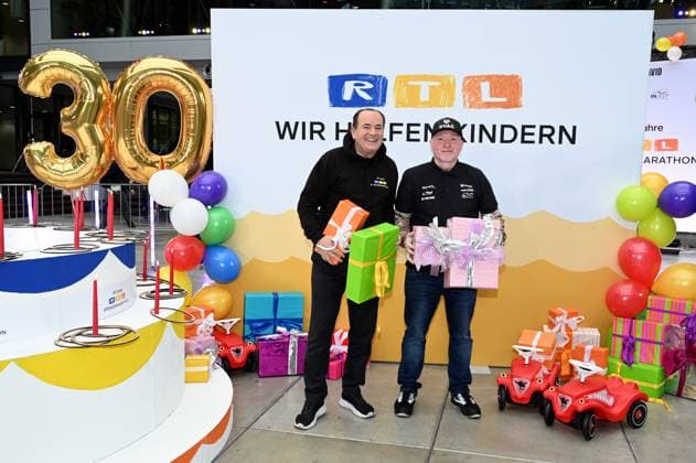 Presenter Wolfram Kons and Joey Kelly at a photo session for the 24-hour birthday challenge to mark the 30th anniversary of the RTL Spendenmarathon wir helfen Kindern, which takes place from 20 11 18 00 hrs.