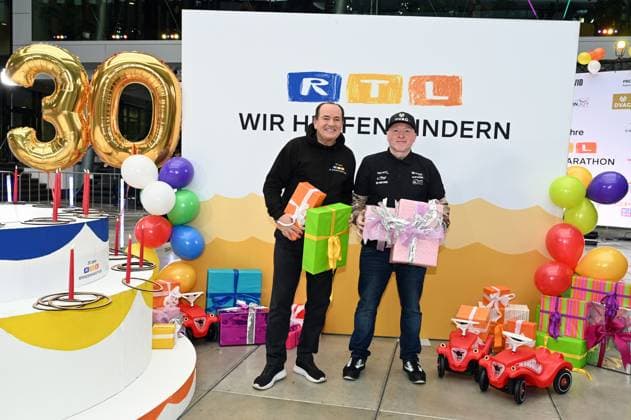 Presenter Wolfram Kons and Joey Kelly at a photo session for the 24-hour birthday challenge to mark the 30th anniversary of the RTL Spendenmarathon wir helfen Kindern, which takes place from 20 11 18 00 hrs.