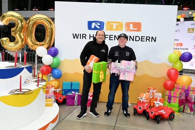 Presenter Wolfram Kons and Joey Kelly at a photo session for the 24-hour birthday challenge to mark the 30th anniversary of the RTL Spendenmarathon wir helfen Kindern, which takes place from 20 11 18 00 hrs.