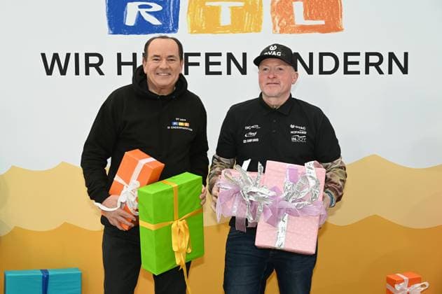 Presenter Wolfram Kons and Joey Kelly at a photo session for the 24-hour birthday challenge to mark the 30th anniversary of the RTL Spendenmarathon wir helfen Kindern, which takes place from 20 11 18 00 hrs.