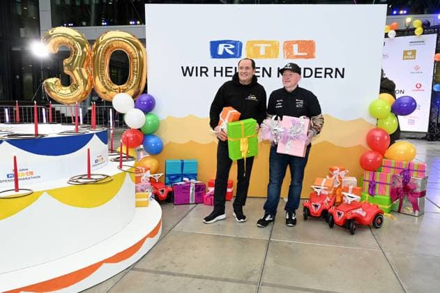 Presenter Wolfram Kons and Joey Kelly at a photo session for the 24-hour birthday challenge to mark the 30th anniversary of the RTL Spendenmarathon wir helfen Kindern, which takes place from 20 11 18 00 hrs.