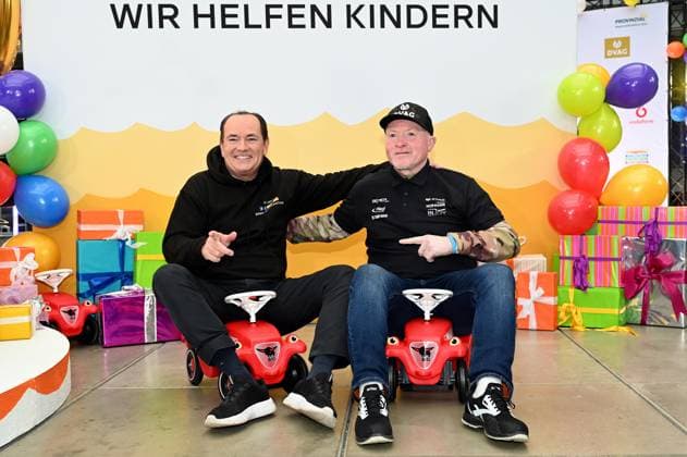 Presenter Wolfram Kons and Joey Kelly at a photo session for the 24-hour birthday challenge to mark the 30th anniversary of the RTL Spendenmarathon wir helfen Kindern, which takes place from 20 11 18 00 hrs.