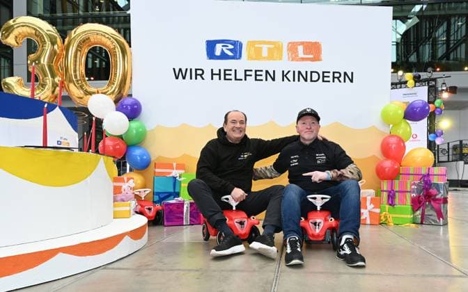 Presenter Wolfram Kons and Joey Kelly at a photo session for the 24-hour birthday challenge to mark the 30th anniversary of the RTL Spendenmarathon wir helfen Kindern, which takes place from 20 11 18 00 hrs.