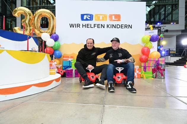 Presenter Wolfram Kons and Joey Kelly at a photo session for the 24-hour birthday challenge to mark the 30th anniversary of the RTL Spendenmarathon wir helfen Kindern, which takes place from 20 11 18 00 hrs.