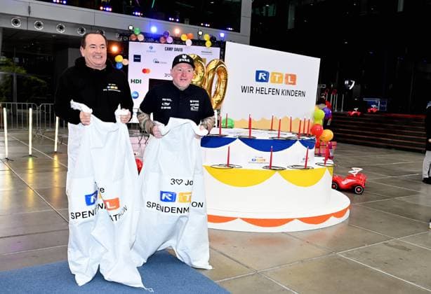 Presenter Wolfram Kons and Joey Kelly at a photo session for the 24-hour birthday challenge to mark the 30th anniversary of the RTL Spendenmarathon wir helfen Kindern, which takes place from 20 11 18 00 hrs.