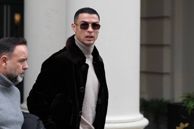 The captain of the Portuguese national football team and player for Saudi Arabia s Al-Nassr, Cristiano Ronaldo (C), walks out of his hotel in Washington, D.C USA 19 November 2025. Ronaldo met with U.S. President Donald Trump in the Oval Office before attending a state dinner hosted by the president on Tuesday in honor of Saudi Crown Prince Mohammed bin Salman and his delegation, which included the footballer. Cristiano Ronaldo met with Trump in the Oval Office during the visit of the Saudi prince !ACHTUNG: NUR REDAKTIONELLE NUTZUNG!  Copyright: xOctavioxGuzmánx USA6491 20251119-55018586509_1