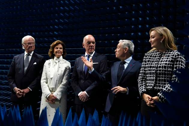 November 19, 2025, Ottawa, On, CAN: Sweden s King Carl XVI Gustaf, left, and Queen Silvia tour an anechoic chamber, a room in which sound does not reflect off surfaces, with Ericsson board chair Jan Carlson, centre, Minister of Finance and National Revenue Francois-Philippe Champagne, second from right, and Sweden s Deputy Prime Minister Ebba Busch, at the Ericsson Research & Development facility in Ottawa, on Wednesday, Nov. 19, 2025. Ottawa CAN - ZUMAc35_ 20251119_zaf_c35_038 Copyright: xJustinxTangx