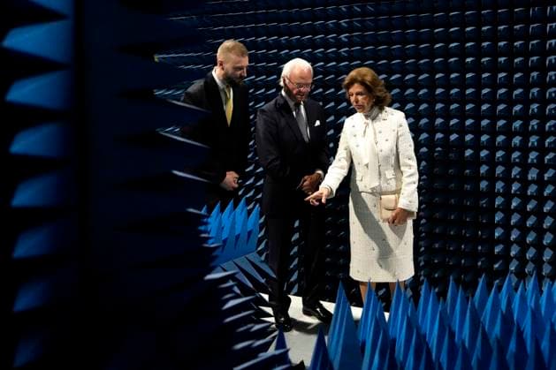 November 19, 2025, Ottawa, On, CAN: Sweden s King Carl XVI Gustaf, centre, and Queen Silvia tour an anechoic chamber, a room in which sound does not reflect off surfaces, with R&D manager Viktor Mayevskyy, left, at the Ericsson Research & Development facility in Ottawa, on Wednesday, Nov. 19, 2025. Ottawa CAN - ZUMAc35_ 20251119_zaf_c35_039 Copyright: xJustinxTangx