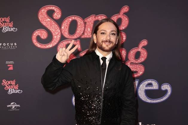 Riccardo Simonetti at the Song Sung Blue movie premiere on 19 11 2025 at the Zoo Palast in Berlin Song Sung Blue movie premiere in Berlin with Hugh Jackman Kate Hudson