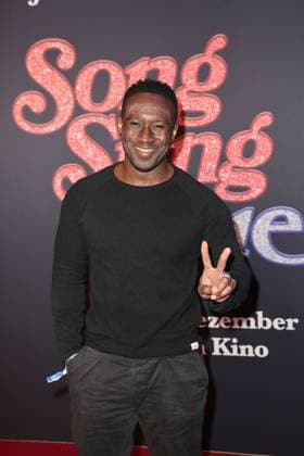 Jerry Kwarteng at the Song Sung Blue movie premiere on 19 11 2025 at the Zoo Palast in Berlin Song Sung Blue movie premiere in Berlin with Hugh Jackman Kate Hudson