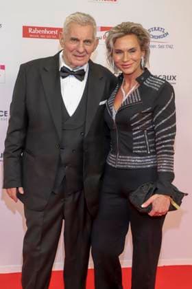 abb Actors Heinz Hoenig and Annika Kärsten Hoenig as guests on the red carpet at the Golden Bild der Frau 2025 award ceremony at the Theater im Hafen on 19 11 2025 in Hamburg Hamburg Germany