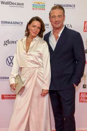 abb Saenger Sasha with wife Julia Roentgen on the red carpet at the award ceremony of the Golden Image of Women 2025 at the Theater im Hafen on 19 11 2025 in Hamburg Hamburg Germany