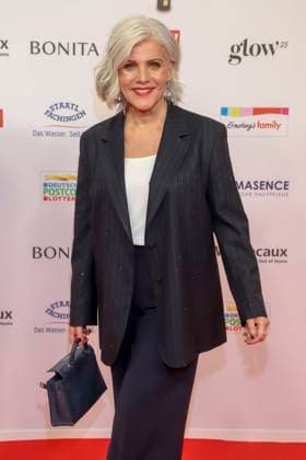 abb Birgit Schrowange as a guest on the red carpet at the award ceremony of the Golden Image of a Woman 2025 at the Theater im Hafen on 19 11 2025 in Hamburg Hamburg Germany