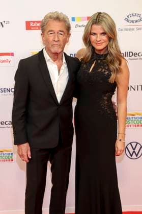 abb Peter Maffay, wife Hendrikje Balsmeyer on the red carpet at the award ceremony of the Golden Image of a Woman 2025 at the Theater im Hafen on 19 11 2025 in Hamburg Hamburg Germany