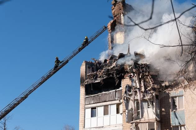 At least 26 killed in Russian attack on Ukraine s Ternopil TERNOPIL, UKRAINE - NOVEMBER 19: (----EDITORIAL USE ONLY - MANDATORY CREDIT - TERNOPIL REGIONAL MILITARY ADMINISTRATION HANDOUT - NO MARKETING NO ADVERTISING CAMPAIGNS - DISTRIBUTED AS A SERVICE TO CLIENTS----) Emergency workers operate in the area where Russian forces carried out combined attacks with missiles and drones, killing at least 26 people including 3 children, in Ternopil, Ukraine on November 19, 2025. Two nine-story buildings were severely damaged, resulting injuries in 92 people including 18 children. Ternopil Regional Military Administration Handout Anadolu Ternopil Ukraine. Editorial use only. Please get in touch for any other usage.  Copyright: x2025xAnadoluxTernopilxRegionalxMilitaryxAdministrationx xHandoutx