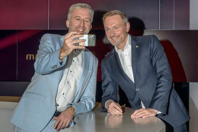 GER, Berlin, Studio, zu Gast bei - maischberger, Polittalk, TV, Format, mit Moderatorin - Sandra Maischberger, Das Erste, aus Adlershof - am Studio 20, im Bild v.l.: Boris Palmer und Christian Lindner (FDP, ehem. Bundesfinanzminister), Unternehmer und Autoland AG Vertrieb und Marketing, Selfie, Handy, 19.11.2025, Copyright: HMBxMedia UwexKoch